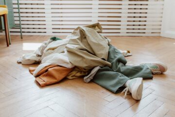 【捨てて後悔しない】50代女性が服を断捨離する基準と処分できない人の言い訳