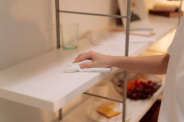 大人女性のミニマリストファッション！レディースの白シャツをおしゃれに着回しするアイテム選び